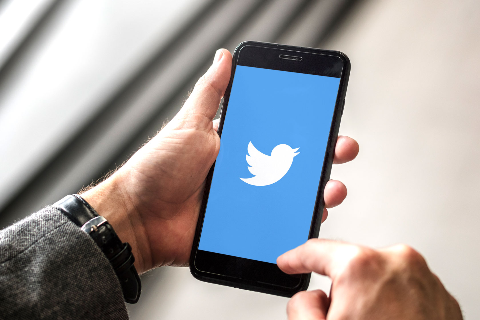 Scientific tweets: Why Less is More and When a Tweet is Perceived as Being Scientific